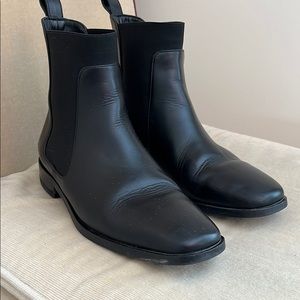 Everlane Black Chelsea boot size 7